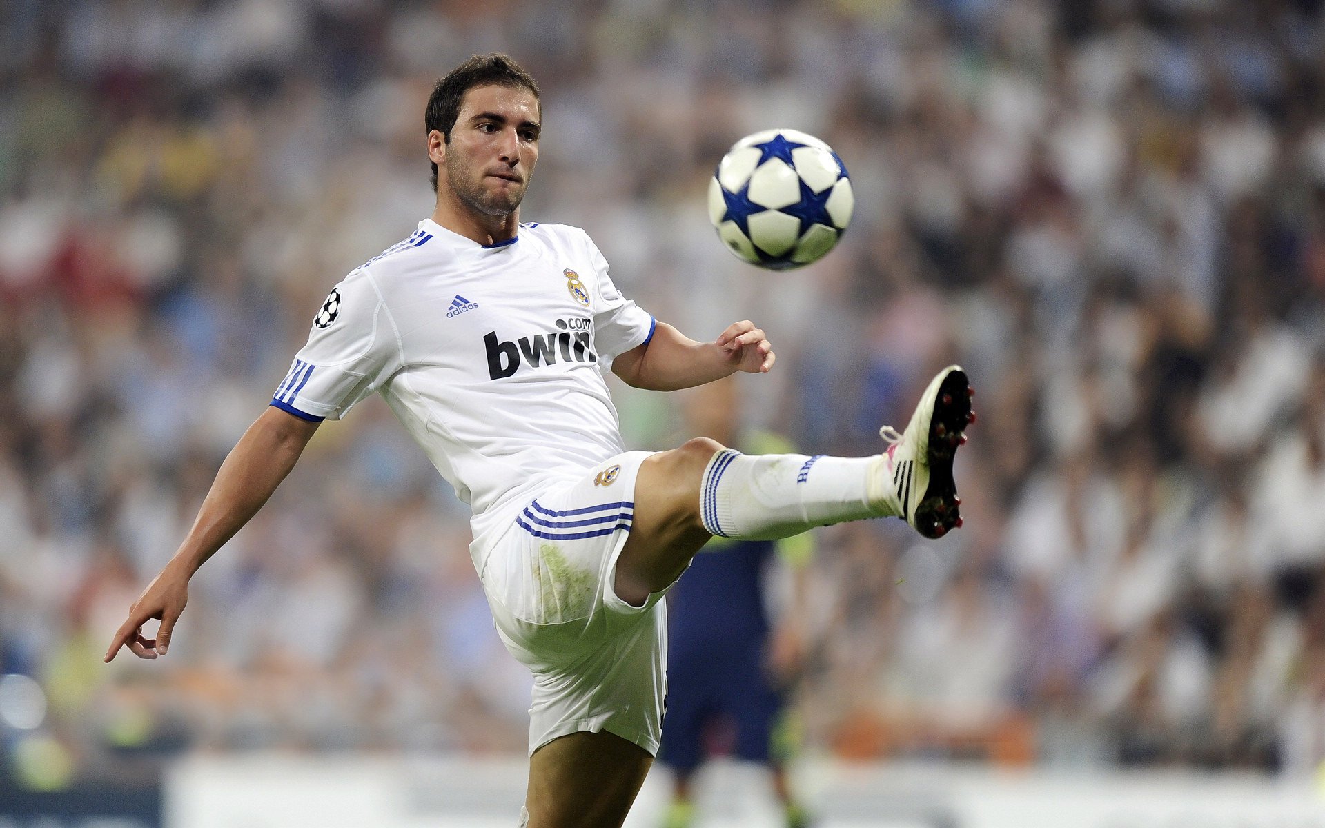 开云体育官网下载-中超球队内部竞争激发潜能，中超俱乐部的发展